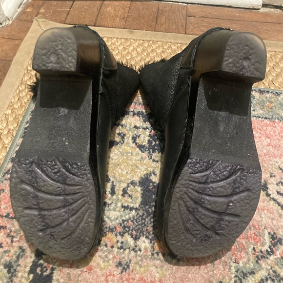 No. 6 Brand 5" Pull On Shearling Clog Boot on Mid on Black Base; Gently Worn - Picture 4 of 8